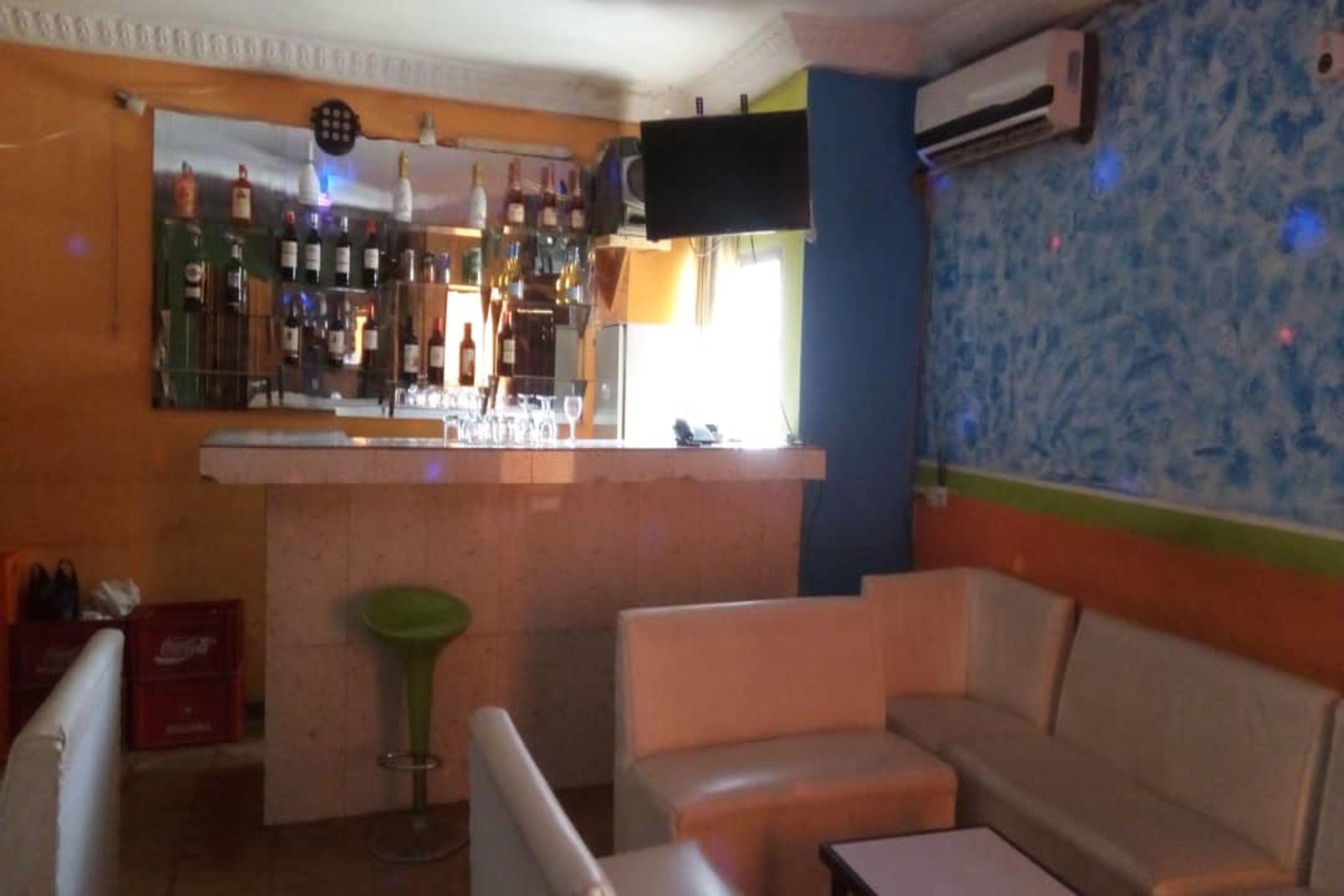 Bar (trong khuôn viên)