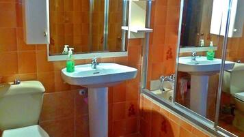 Standard Double Room, Shared Bathroom | Bathroom