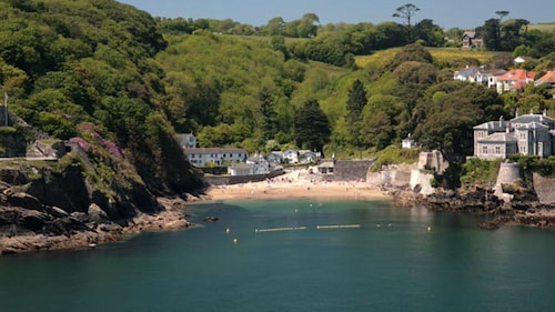 Traditional Cottage. 5 min walk to the beach, village setting.