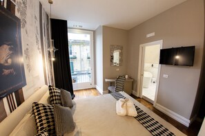 Comfort Double Room | Premium bedding, minibar, in-room safe, desk - Leone Camere D'Autore (Naples)