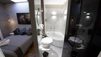 Quarto casal, banheira de hidromassagem (in room) | Banheiro | Produtos de toalete grátis, secador de cabelo, toalhas de banho