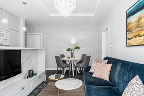 Deluxe-huoneisto, tupakointi kielletty | 1 makuuhuone, ylelliset vuodevaatteet, äänieristys, silitysrauta/-lauta