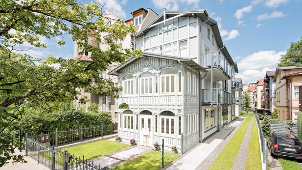 A white building with a balcony, a paved pathway, and a fence. - Monte Carlo Luxury Suites with Parking by Lion Apartments Sopot (Sopot)