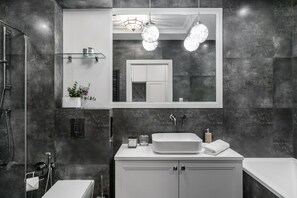 Deluxe-lejlighed - ikke-ryger | Badeværelse | Separat badekar og bruser, gratis toiletartikler, hårtørrer, badekåber