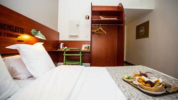 Decoración personalizada, muebles diferentes y escritorio