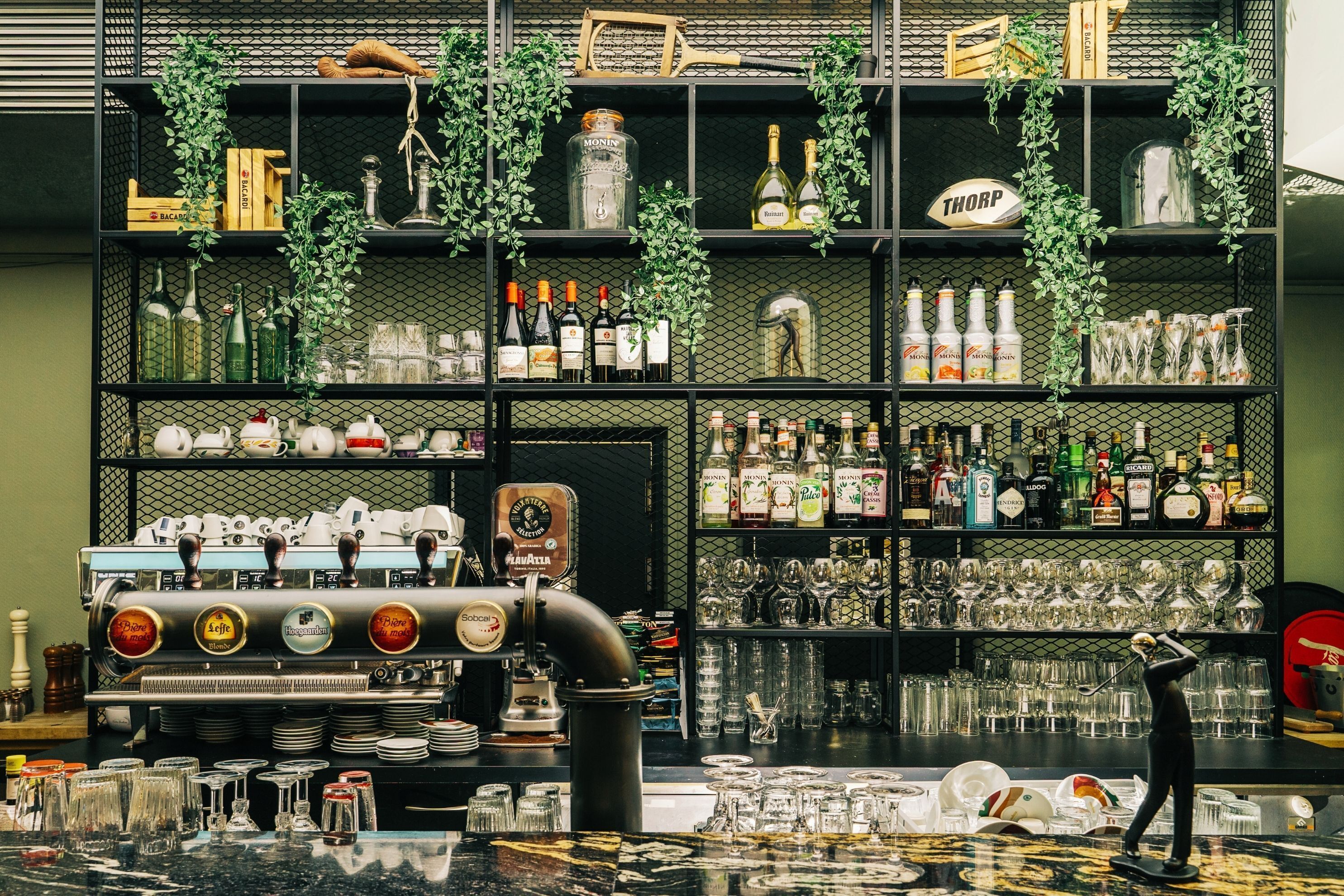 朝食、ランチ、ディナーに営業 (プールビュー)