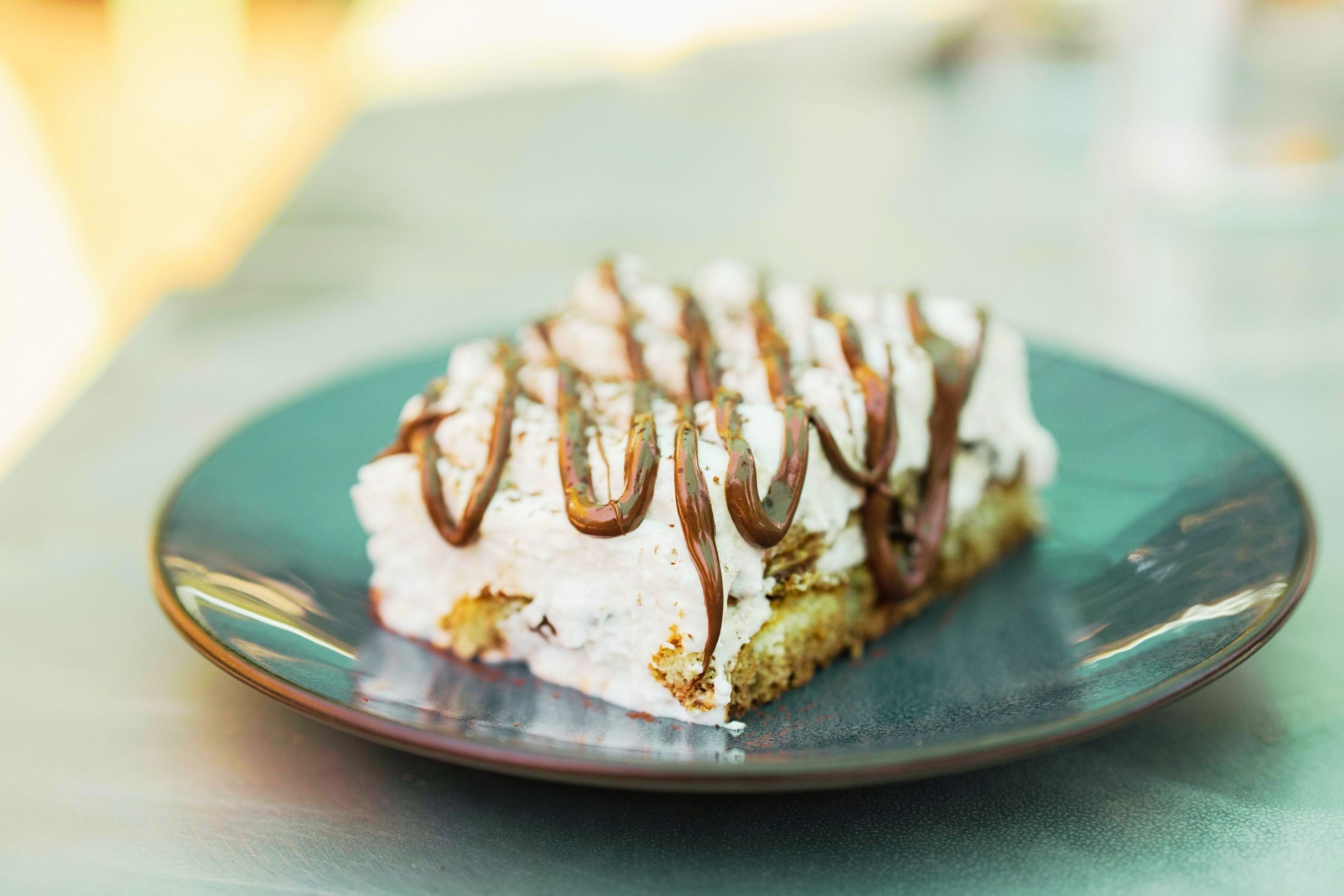 Un postre en un plato.