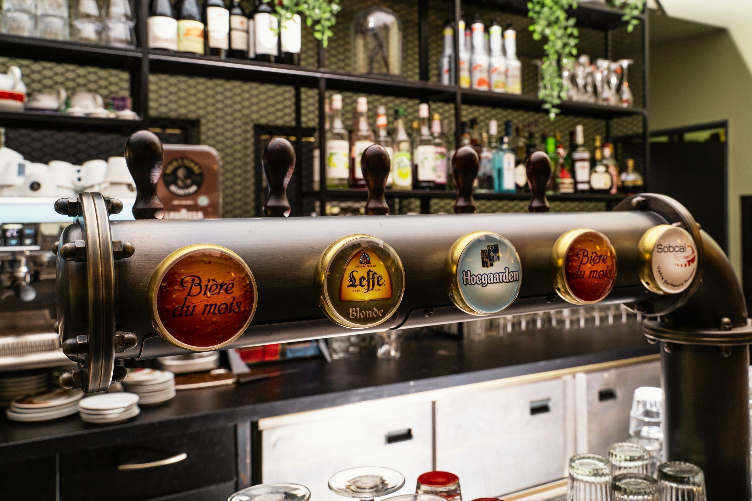 A bar with a tap labeled "Biere du mois" and other taps with different labels.