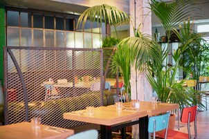 供应早餐、午餐和晚餐，泳池景观