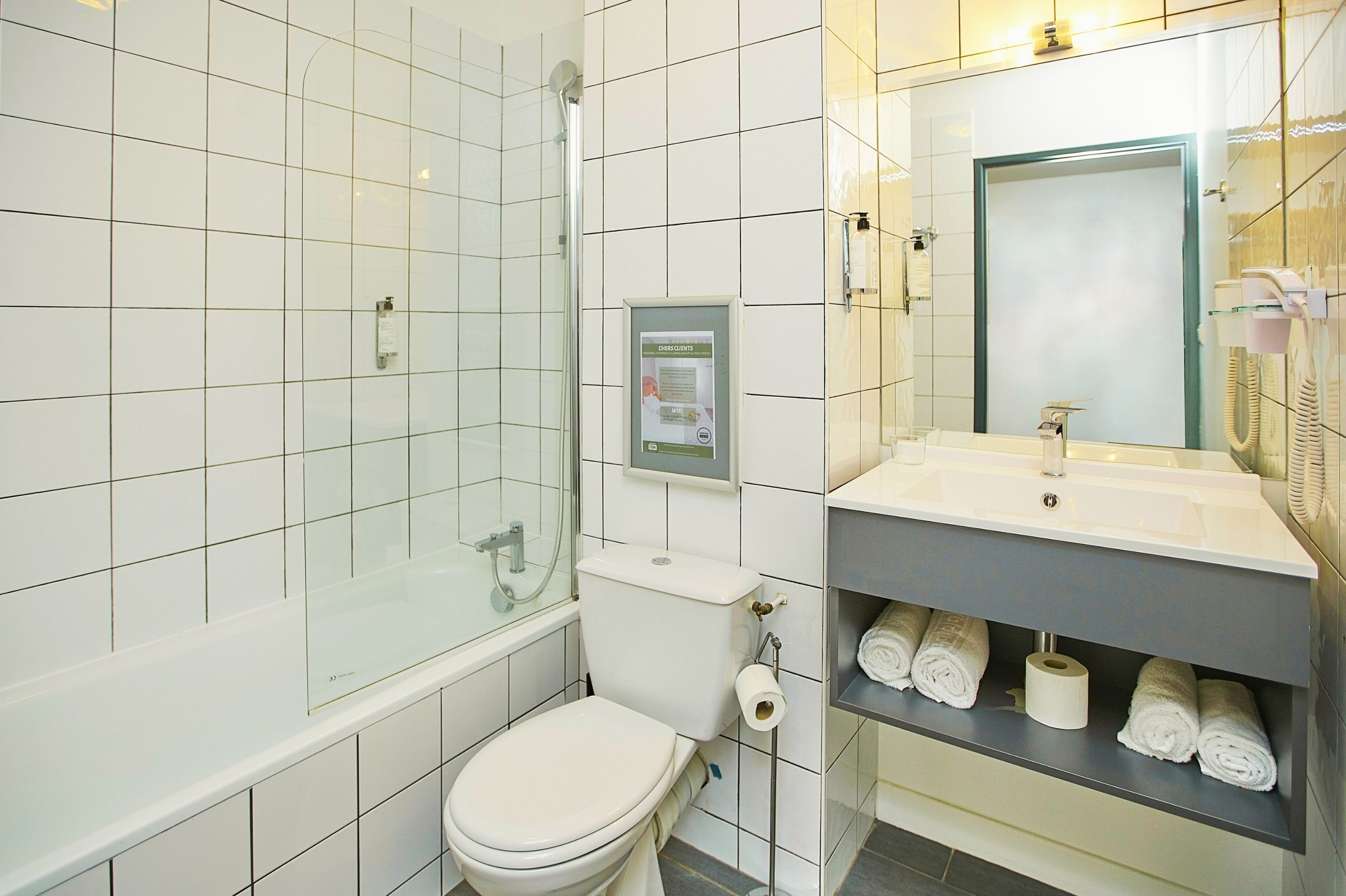 Un baño moderno con inodoro, ducha y lavamanos.