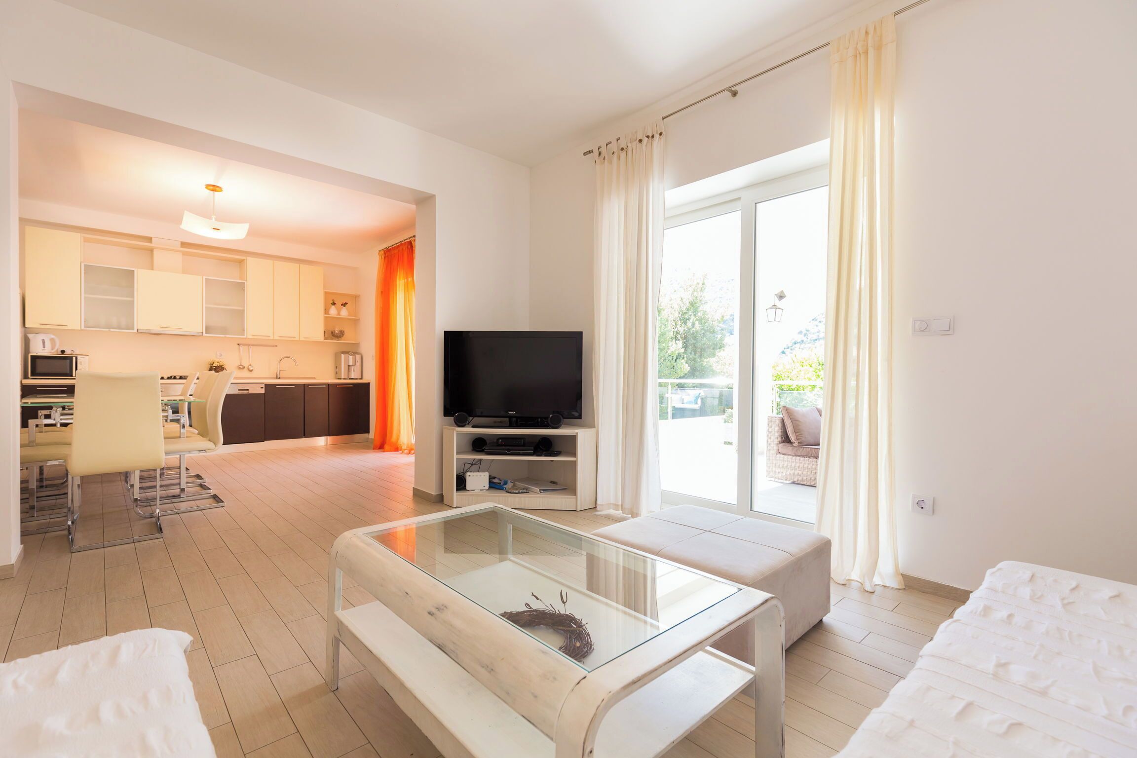 6 bedrooms, iron/ironing board, bed sheets