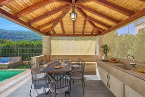 Unclassified image, 4 of 76, button