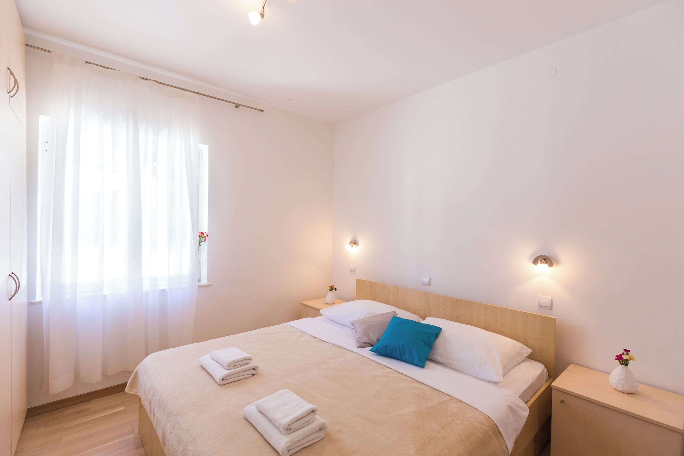 6 bedrooms, iron/ironing board, bed sheets