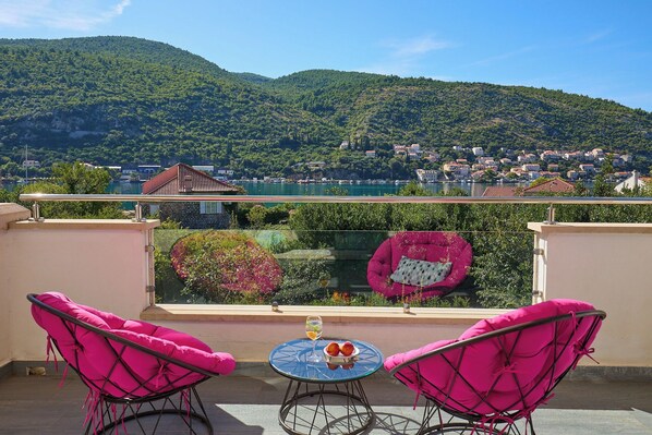 Unclassified image, 1 of 76, button