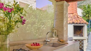 A kitchen with a gas stove, a sink, and a bowl of fruit. - Hedera Estate, Villa Hedera X (Mokosica)