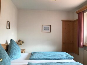 Apartamento (4) | Cofres nos quartos, berços grátis, Wi-Fi de cortesia, roupa de cama