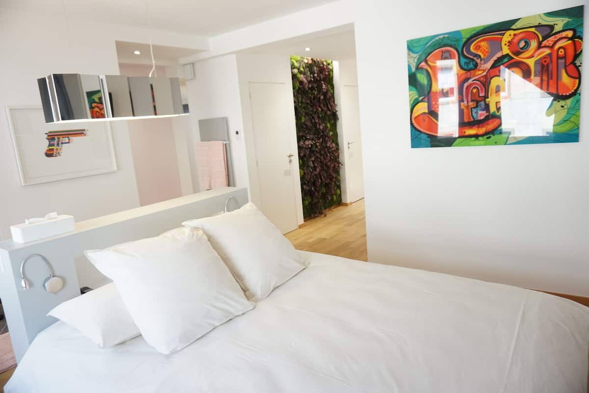 Ropa de cama de alta calidad, caja fuerte, escritorio y cortinas opacas