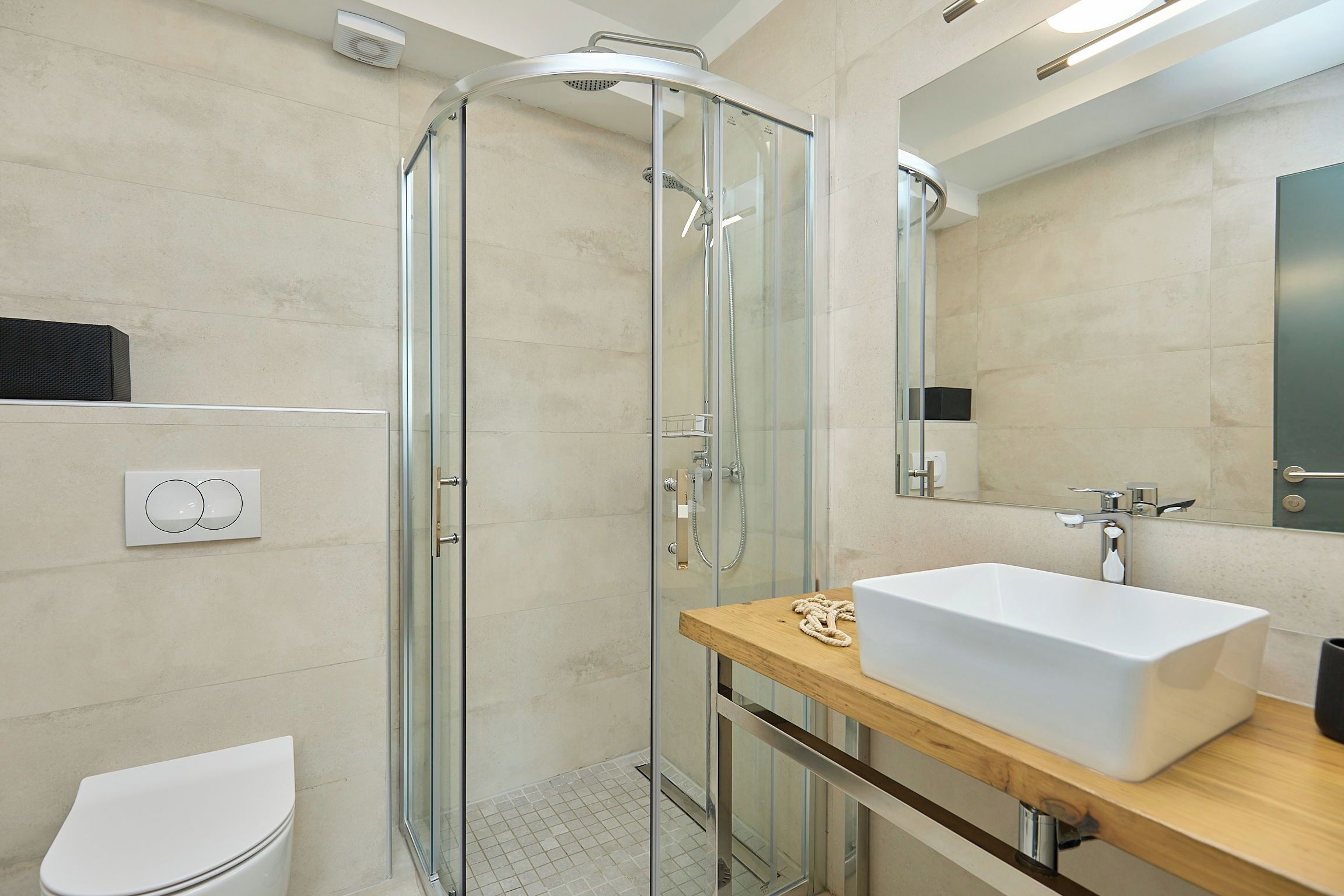Combined shower/tub, hair dryer, towels