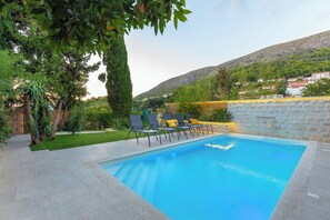 Unclassified image, 2 of 62, button