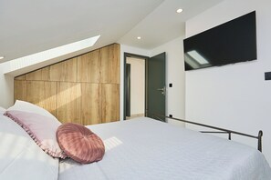 Unclassified image, 5 of 62, button