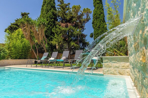 Unclassified image, 1 of 62, button