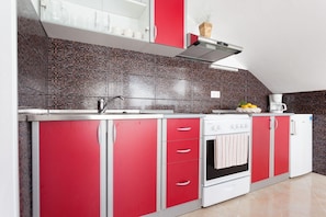 Fridge, oven, coffee/tea maker, toaster