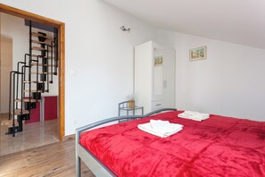3 habitaciones, tabla de planchar con plancha y ropa de cama 