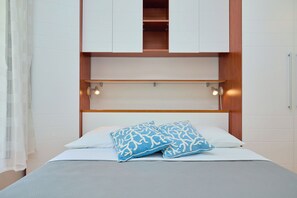 2 bedrooms, iron/ironing board, bed sheets