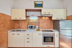 Kühlschrank, Mikrowelle, Ofen, Wasserkocher mit Kaffee-/Teezubehör