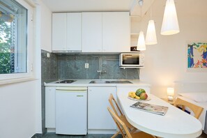 Refrigerador, microondas, cafetera/tetera, tostadora