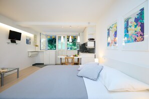 Tabla de planchar con plancha, wifi gratis y ropa de cama 
