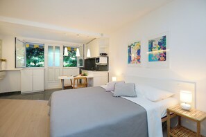 Unclassified image, 4 of 20, button