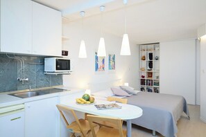 ثلاجة، ميكروويف، ماكينة لصنع القهوة/الشاي، محمصة خبز