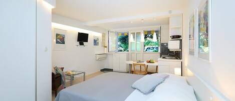 Een strijkplank/strijkijzer, beddengoed