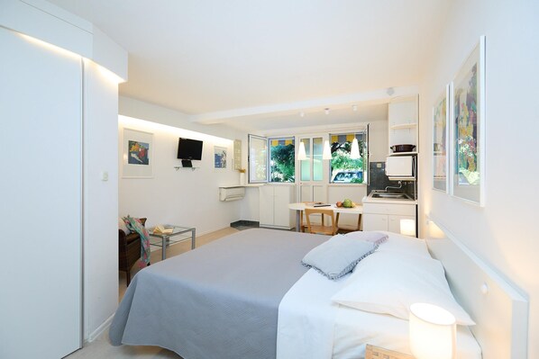 Iron/ironing board, bed sheets