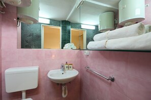 Ducha, secador de pelo, toallas