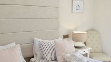 Luksusleilighet, privat bad | 2 soverom, allergitestet sengetøy, strykejern/-brett og sengetøy