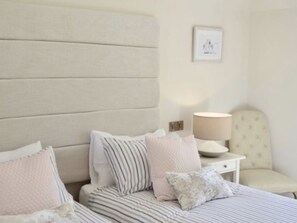 Luxury Apartment, Private Bathroom | 2 bedrooms, hypo-allergenic bedding, iron/ironing board, bed sheets - The Lane Apartment (Edinburgh)