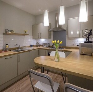 Luxury Apartment, Private Bathroom | Restaurant - The Lane Apartment (Edinburgh)