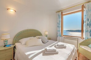 2 soverom, strykejern/-brett og sengetøy