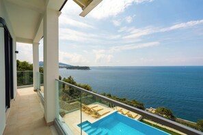 Unclassified image, 5 of 35, button