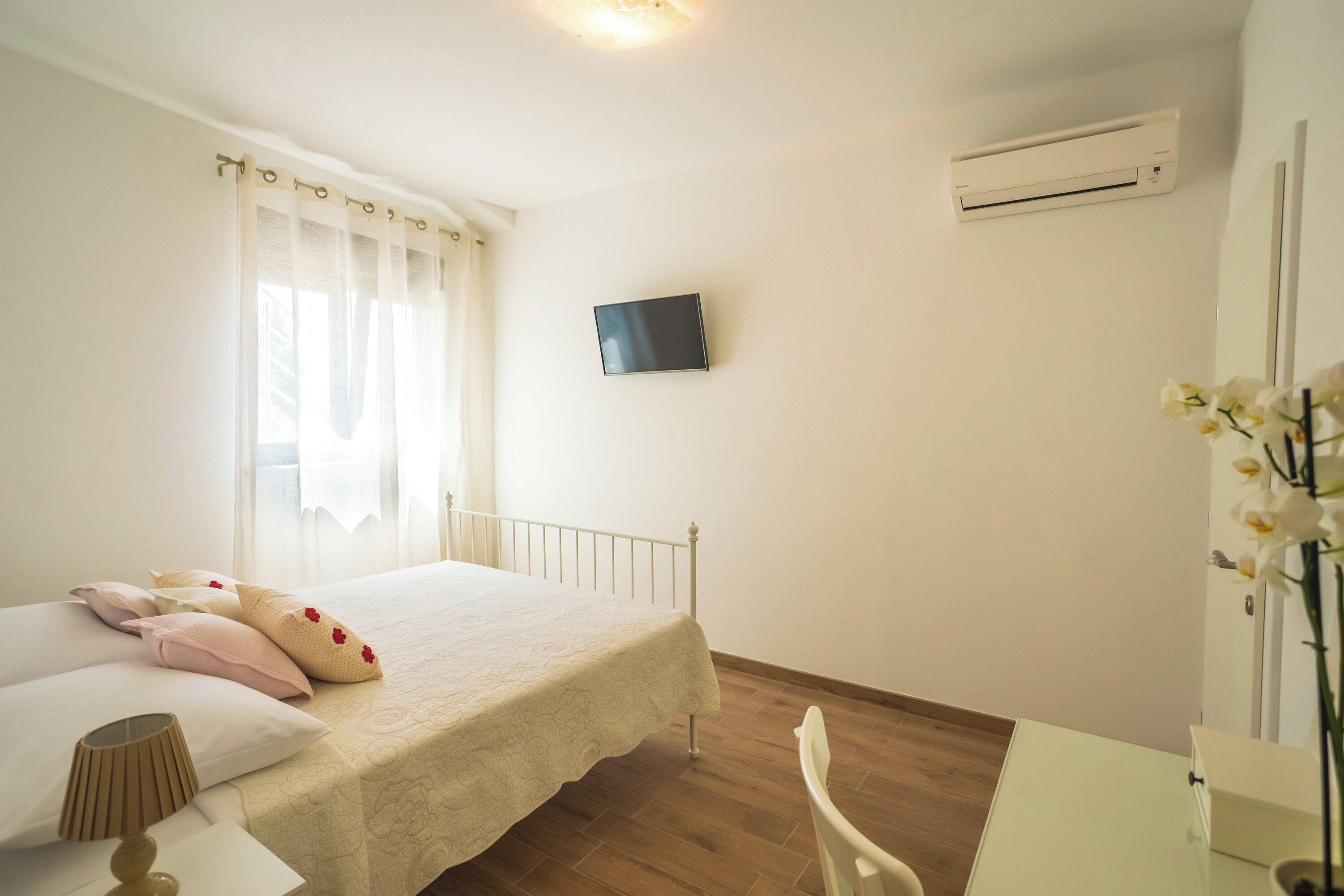 3 bedrooms, iron/ironing board, bed sheets