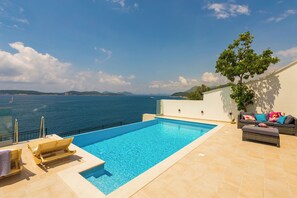 صورة غير مصنفة، 5 من 35، زرّ