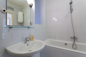 Combined shower/bathtub, hair dryer, towels - Hedera Estate, Hedera A27 (Dubrovnik)
