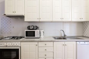Refrigerador, microondas, horno, lavavajillas