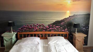 1 slaapkamer, een bureau, verduisterende gordijnen