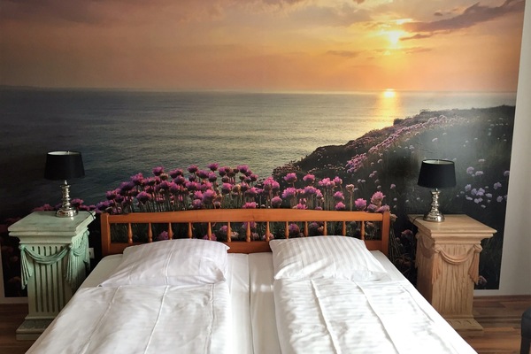 Escritorio, cortinas blackout y tabla de planchar con plancha