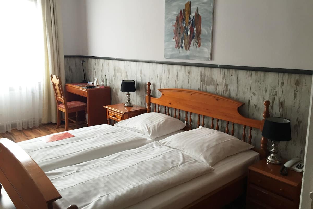 1 slaapkamer, een bureau, verduisterende gordijnen