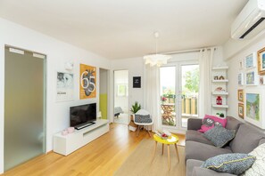 Unclassified image, 3 of 21, button