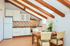 Kühlschrank, Mikrowelle, Ofen, Geschirrspüler